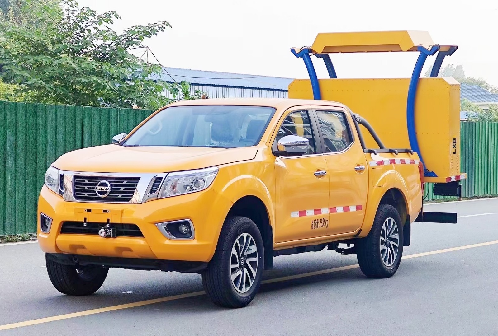 新款日產(chǎn)皮卡四驅(qū)防撞緩沖車(chē)“他來(lái)了”